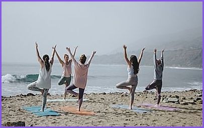 Mujer meditando en posición de yoga